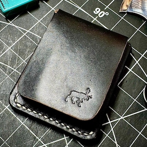 La cartera minimalista de gran capacidad “Jimmie” (hecha a medida)