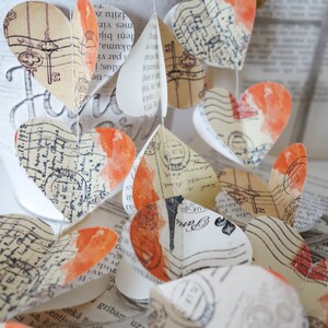 Décorations de fête parisienne, guirlande coeurs vintage, décorations de mariage vintage, déco shabby chic, guirlande coeurs, déco cartes postales vintage
