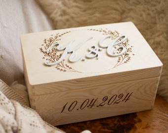 Boîte à souvenirs personnalisée, Cadeau de mariage, Boîte à souvenirs en bois, couronne de fleurs, souvenir des mariés avec date