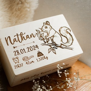 Peut inclure: Une boîte à souvenirs en bois blanc avec un motif d'écureuil et le texte "Nathan 28.01.2024 21h37 42cm 1.320kg".