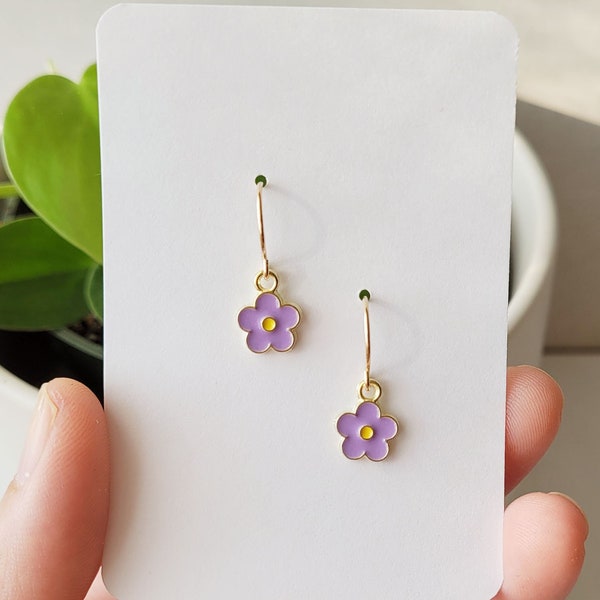 Light Purple Dainty Daisy Charm Earring, Small Flower Dangle Drop Plant Themed Enamel Earrings, Fun Purple Floral Nature Inspired Earrings