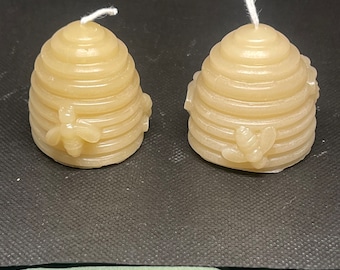 Bienenkorb-Kerze mit Bienenakzenten