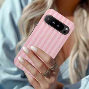 Custodia per Google Pixel a righe rosa pastello, rosa cipria, quarzo rosa, strisce rosa millenario color zucchero filato, estetica minimalista protettiva