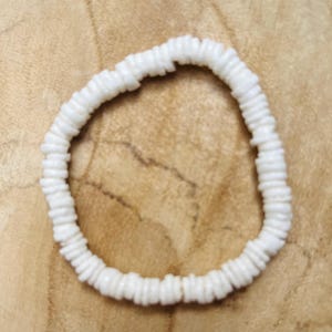 Puka Shell Disc Armband | Vitt Strand Boho Hawaiianskt Surfstil Fotlänk