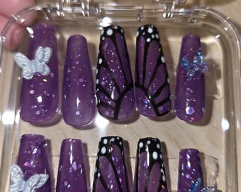 Farfalla a forma di bara lunga che cambia colore e si preme