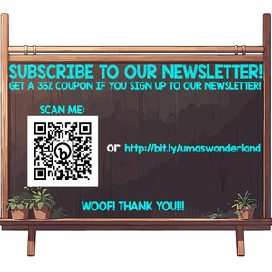 Puede incluir: Un letrero de pizarra con el texto "SUBSCRIBE TO OUR NEWSLETTER! GET A 35% COUPON IF YOU SIGN UP TO OUR NEWSLETTER!" Un c&oacute;digo QR con el texto "SCAN ME:" y el texto "or http://bit.ly/umaswonderland" est&aacute; debajo del texto. El letrero tiene el texto "WOOF! THANK YOU!!!" en la parte inferior. Hay dos plantas en macetas a la izquierda y a la derecha del letrero.