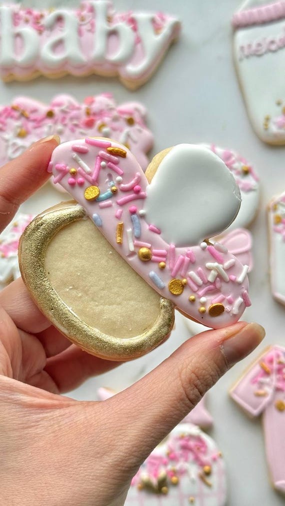 愛を込めて作られたベビーガールシャワークッキー - ピンク色の
