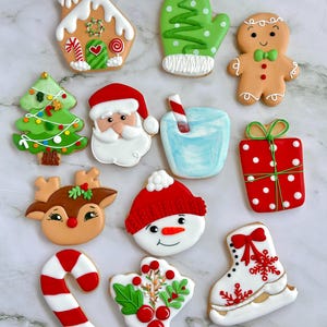 Surtido de galletas navideñas: galletas de azúcar navideñas decoradas a mano, golosinas de Papá Noel, reno y muñeco de nieve, recuerdos y regalos para fiestas navideñas.