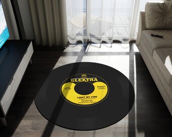 Tapete redondo para vinil com a imagem do álbum "Light My Fire" da banda The Doors, em poliéster antiderrapante.