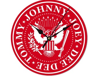 Relógio dos Ramones, feito de madeira. Mais informações em www.posterify.eu