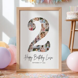 Puede incluir: Un collage de fotos enmarcado en forma de número 2, lleno de fotos pequeñas. El marco es de madera clara. Las palabras "Happy Birthday Luisa" y la fecha están debajo del número. Globos rosas, azules y morados en primer plano.
