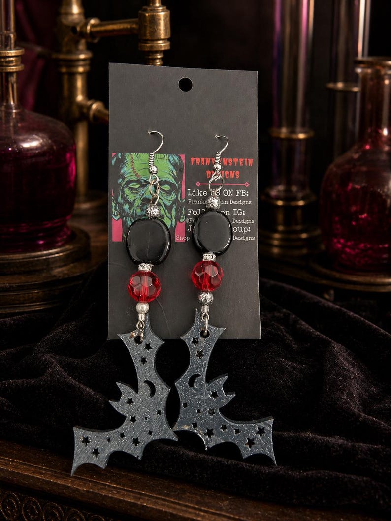 Pendientes de murciélago tallados en madera, colgantes góticos negros y rojos, joyería de luna y estrella. imagen 1