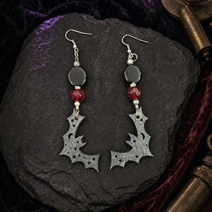 Pendientes de murciélago tallados en madera, colgantes góticos negros y rojos, joyería de luna y estrella. imagen 2