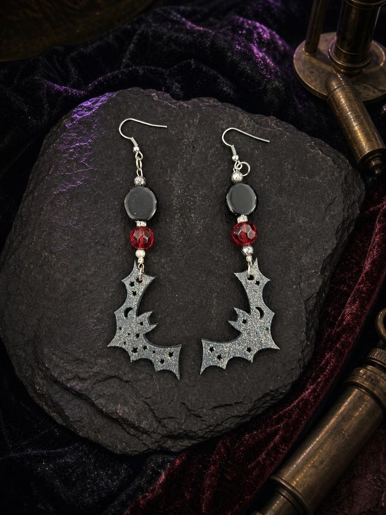 Pendientes de murciélago tallados en madera, colgantes góticos negros y rojos, joyería de luna y estrella. imagen 2