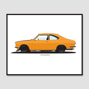 Op de afbeelding: Een zijwaartse weergave van een 1973 Mazda RX-2, een klassieke Japanse sportwagen, in een heldere oranje kleur. De auto staat op een witte achtergrond.