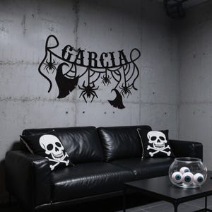 Kundenspezifische Halloween-Spinnen-Nachname-Wand-Kunst, Kundenspezifische Halloween-Dekorationen, personalisiertes Halloween-Metallschild, modernes Housewarminggeschenk
