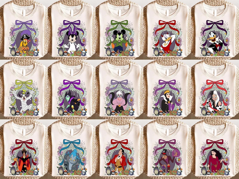 Op de afbeelding: Een verzameling cr&egrave;mekleurige t-shirts, elk met een ander Disney-personage in een Halloween-thema. De ontwerpen omvatten personages als Mickey Mouse, Minnie Mouse en Donald Duck, omringd door bloem- en spookachtige elementen.