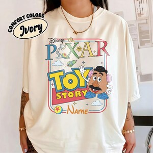 Peut inclure: T-shirt ivoire avec un graphisme color&eacute; de Disney Pixar Toy Story avec M. Patate. Le t-shirt a des manches courtes et un col rond. Les mots "Comfort Colors" et "Ivory" sont imprim&eacute;s en haut &agrave; gauche.