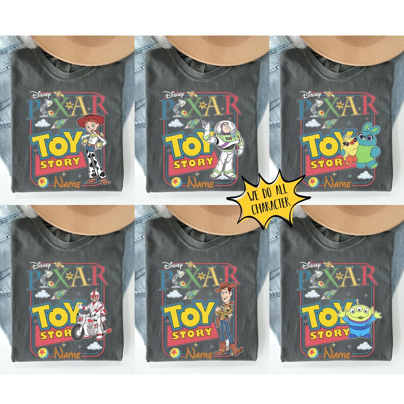 Peut inclure: Six t-shirts gris avec diff&eacute;rents personnages de Toy Story. Chaque chemise pr&eacute;sente un graphisme color&eacute; avec le logo Pixar, les mots "TOY STORY" et une image de personnage. Les chemises sont pr&eacute;sent&eacute;es avec un chapeau et du denim.