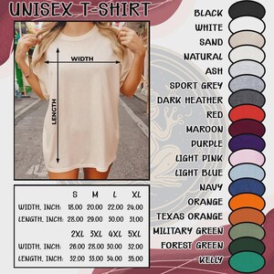 K&ouml;nnte beinhalten: Beiges Unisex-T-Shirt mit Gr&ouml;&szlig;en- und Farboptionen. Das Bild zeigt Breiten- und L&auml;ngenma&szlig;e in Zoll. Verf&uuml;gbare Farben sind Schwarz, Wei&szlig;, Sand, Natur, Asch, Sportgrau, Dunkelgrau, Rot, Kastanienbraun, Lila, Hellrosa, Hellblau, Marine, Orange, Texas Orange, Milit&auml;rgr&uuml;n, Waldgr&uuml;n und Kelly.