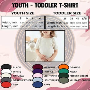 Puede incluir: Una camiseta beige para j&oacute;venes y ni&ntilde;os peque&ntilde;os. La imagen muestra tablas de tallas para j&oacute;venes y ni&ntilde;os peque&ntilde;os, con medidas en pulgadas. Los colores disponibles incluyen negro, blanco, natural, gris oscuro, rojo, granate, morado, rosa claro, azul claro, azul marino, naranja, kelly, verde bosque y verde militar.