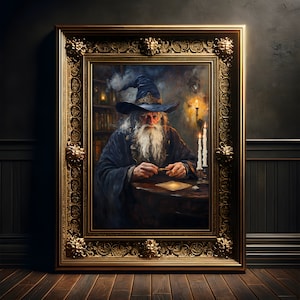 Op de afbeelding: Een schilderij van een tovenaar in een blauwe robe en hoed, zittend aan een tafel met kaarsen en een boek. De tovenaar heeft een lange witte baard en houdt een klein voorwerp in zijn hand.