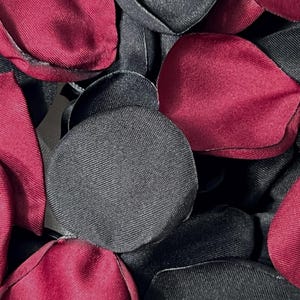 Decoración de boda con pétalos de color burdeos y negro, pétalos para niña de las flores, decoración de pasillo de boda con pétalos de flores en color burdeos y negro, decoración de ceremonia con confeti