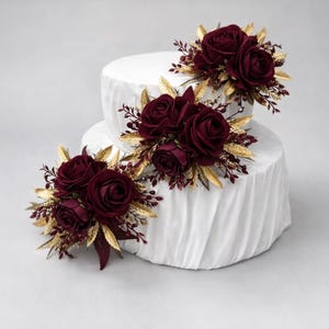 Burgunderrote Tortendekoration für Hochzeiten, Gold, Weinrot, künstliche burgunderrote Tortenblumen, goldene und kastanienbraune Tortenblumen als Topper, Seidenblumen