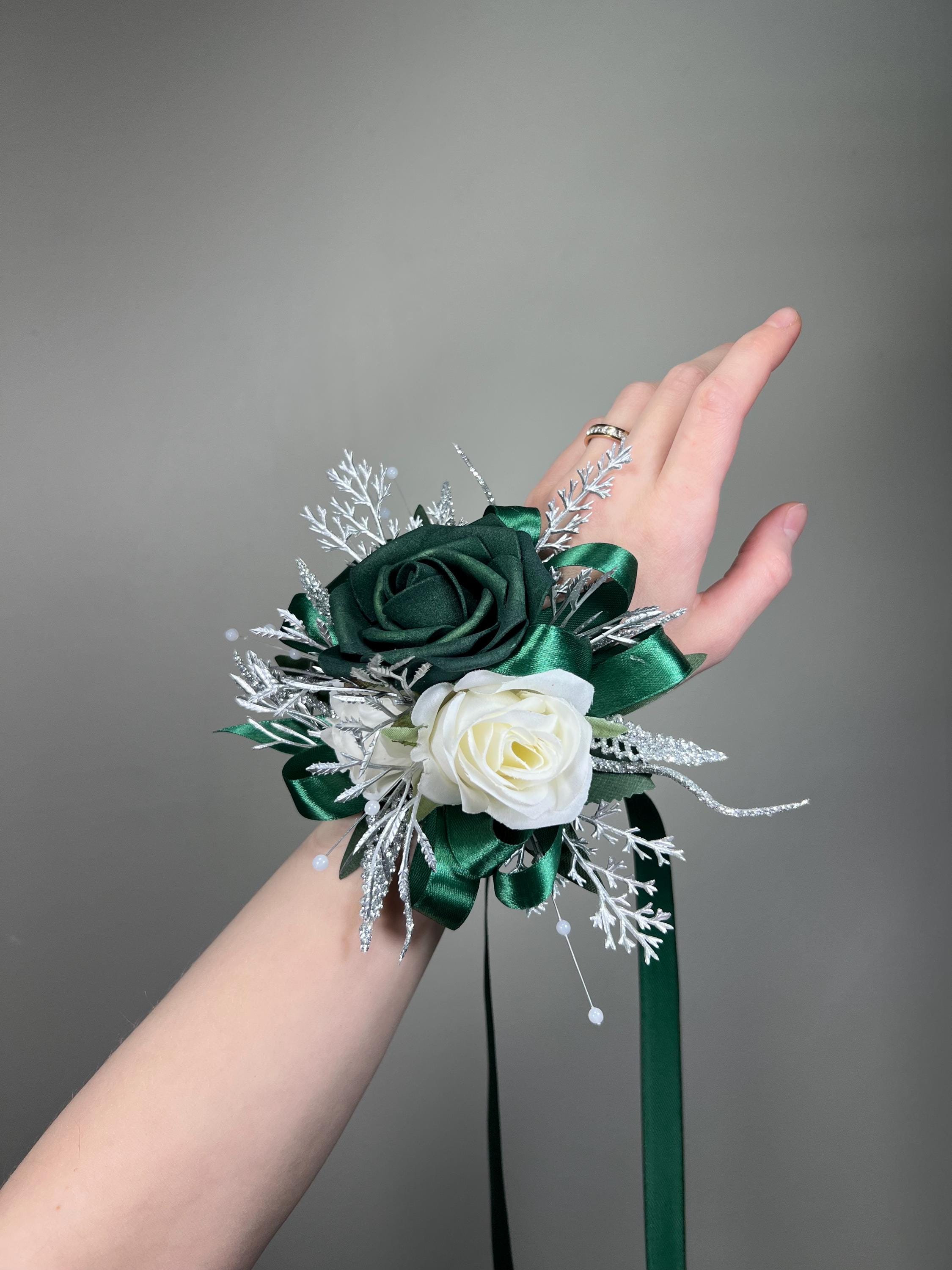 corsage to go with emerald green dress Wedding White Metallic Silver Hunter Green Dark Wrist Bridesmaids Sparkly Corsage Prom Ribbon Artificial Flowers Machine Wash zomer Size ( US | EU ):4 | 36 Jennifer Lopez Dress Blue Wedding