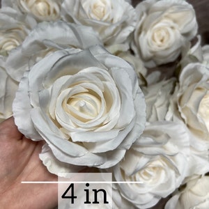 Elfenbein-künstliche Blumen-Kopf-Rosen-Weiß-Qualitäts-Hochzeits-gefälschte Rosen-Ivory-Seide Braut-Abfertigungszusätze Dekorative Wohndekor-DIY