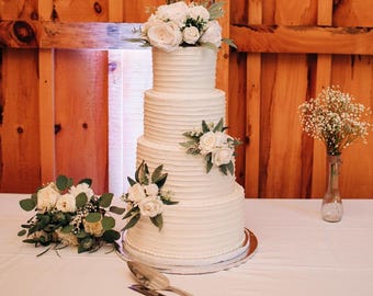 Hochzeitstortendekoration, Tortenaufsatz, Tortenarrangements, Salbeigrün, Elfenbeinfarbene künstliche Blumen, weißer Eukalyptus