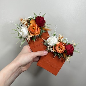 Hochzeit Tasche Boutonniere Terracotta Bräutigam Boutonniere Quadrat Groomsmen Rost Weiß Gebrannte Orange Elfenbein Boutonniere Rote Kunstblumen