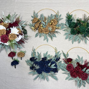 Pode incluir: Um conjunto de seis coroas de flores com aros dourados. As coroas apresentam flores de seda de cor bordô, dourado, azul marinho e verde. As coroas são perfeitas para um casamento ou outro evento especial.