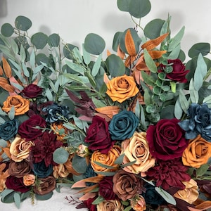 Hochzeit Aisle Marker Blume Bodenarrangement Whiskyfass Dekor Dunkel Teal Gebrannte Orange Burgund Terrakotta Bodenbogen Rost