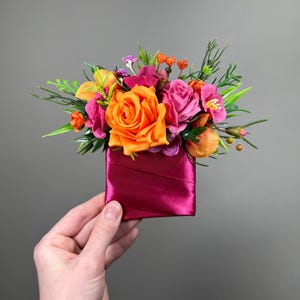 以下が含まれることがあります： 白い文字で「Welcome to our home」と書かれた素朴な木製の看板。 傷んだ仕上がりとシンプルで魅力的なデザインで、玄関や玄関に最適です。