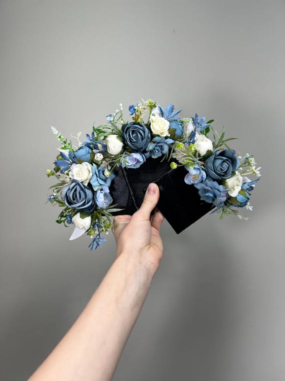 Pochette bleue à la boutonnière mariage bleu poussiéreux blanc