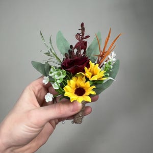 ウェディング ひまわり ブルゴーニュ ブートニア 新郎のブートニア 花婿の付添人 ひまわり ブートニア マルーン 秋 ひまわり 黄色 造花