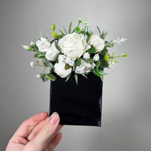 Weiße Tasche Boutonniere Hochzeit Bräutigam Boutonniere Elfenbein Quadrat Trauzeugen Tasche Boutonniere Salbei Eukalyptus Elfenbein-Baby-Hauch