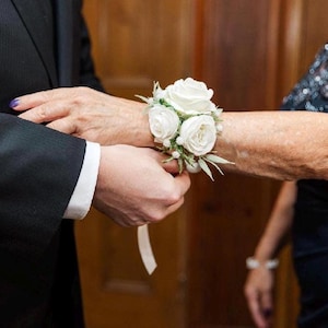 White Corsage Wedding Corsage Wrist Corsage Bridesmaids Decor Wedding White Mom Corsage Accessories Eucalyptus Greenery Artificial Flower