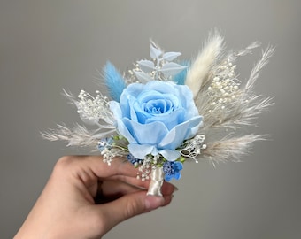 Blaue Ansteckblume für den Bräutigam, staubblaue Ansteckblumen für die Trauzeugen, hellblaue Ansteckblume für den Bräutigam, Schleierkraut, künstliche Hasenschwänze