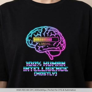 Op de afbeelding: Zwart T-shirt met een neon hersenafbeelding. De hersenen hebben een laadbalk en de tekst "LOADING...". Onder de hersenen staat de tekst "100% HUMAN INTELLIGENCE (MOSTLY)" in een retro lettertype.
