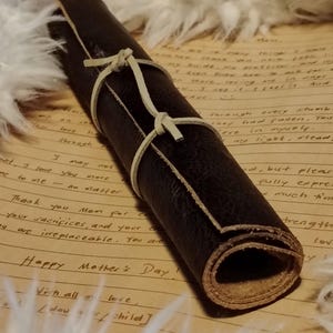 Regalo para el Día de la Madre. Una carta manuscrita grabada a láser en cuero genuino. Regalo personalizado para cualquier ocasión.
