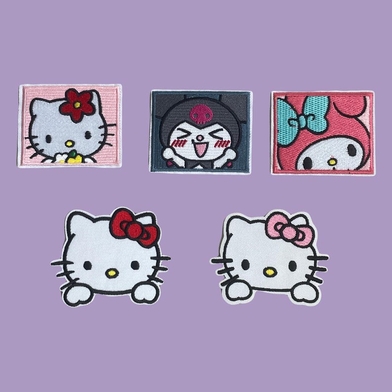 K&ouml;nnte beinhalten: F&uuml;nf gestickte B&uuml;gelbilder mit Comicfiguren. Die Patches sind rosa, wei&szlig;, rot, blau und grau. Die Figuren sind Hello Kitty, My Melody, Kuromi und zwei weitere Figuren mit Schleifen.