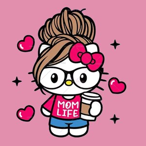 K&ouml;nnte beinhalten: Eine Cartoon-Illustration von Hello Kitty, die eine Brille und eine rote Schleife tr&auml;gt, mit einer unordentlichen Dutt-Frisur. Sie tr&auml;gt ein rotes Shirt mit dem Text "MOM LIFE" und eine blaue Jeans. Sie h&auml;lt eine Tasse Kaffee in der Hand. Der Hintergrund ist rosa mit Herzen und Sternen.