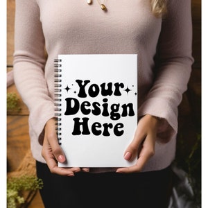 Spiraal Notebook Mockup Lege Spiraal Notebook Mock up Digitale Planner Mockup Journal Mockup vrouwelijk model met een notitieboekje in haar handen JPEG