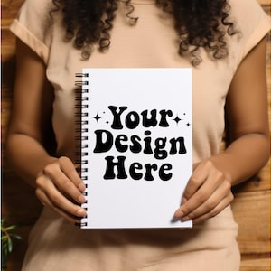 Spiraal Notebook Mockup Leeg spiraalboek Mock up Digitale Planner Mockup Journal Mockups vrouw met een notitieboekje in haar handen JPEG pod