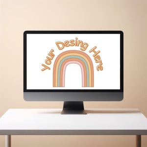 Könnte beinhalten: Ein Computermonitor zeigt ein Regenbogen-Design mit dem Text "Your Desing Here" auf weißem Hintergrund. Der Monitor steht auf einem weißen Schreibtisch.