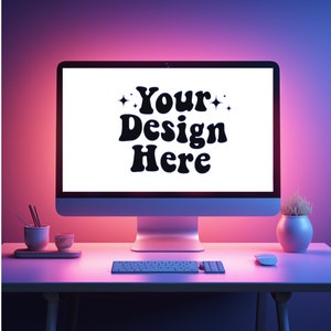 Puede incluir: Un monitor de computadora blanco con el texto "Your Design Here" mostrado en la pantalla. El monitor está en un escritorio blanco con un teclado, un ratón y una planta en maceta. La habitación está iluminada con luces de neón rosa y azul.