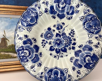Delft blue wall plate with floral decor, hand-painted Delft, 10.3 inches, beautifully decorated in an intense blue color, Delft charger