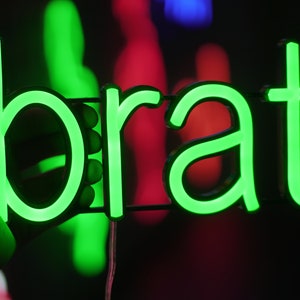 Insegna al neon LED Brat / Insegna al neon Charlie XCX Brat / Luce carattere Brat / Luce copertina album Charlie XCX Brat / Insegna personalizzata carattere Brat